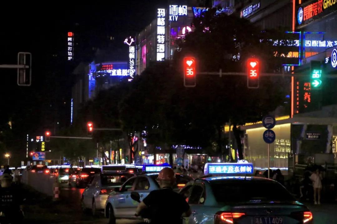 七夕長沙，愛心紅綠燈正在上演！